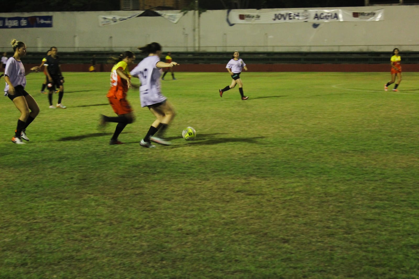 Futebol feminino é sucesso de público e atrai torcedor para estádio