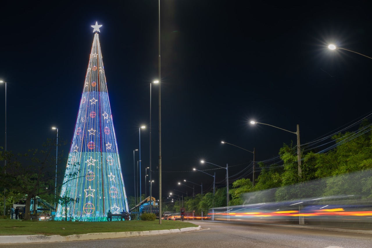 MARABÁ: Árvore de natal com 4 mil metros de led vira atração de final de  ano