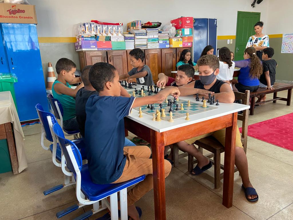 Jogo de xadrez para crianças shool kid jogando xadrez na sala de