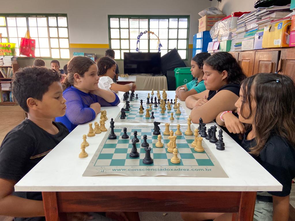 Aulas de Xadrez na Escola Caminho do Sol já é uma realidade