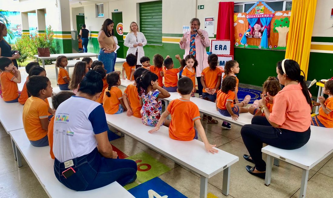 Saúde: Ação do PSE sobre alimentação saudável e saúde bucal no NEI Deodoro de Mendonça