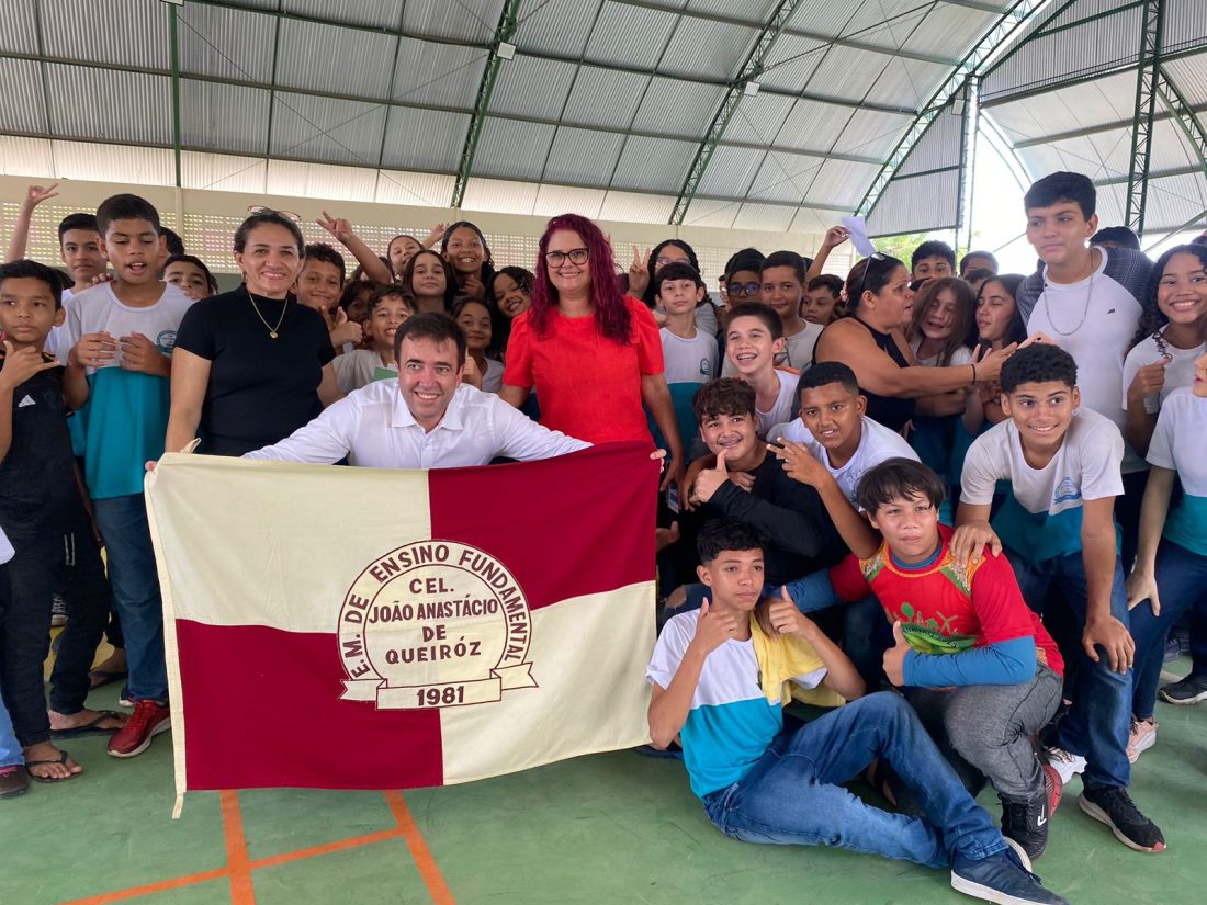 Mab 111: Piloto do maior avião de passageiros é homenageado na escola com nome de seu avô Anastácio de Queiroz