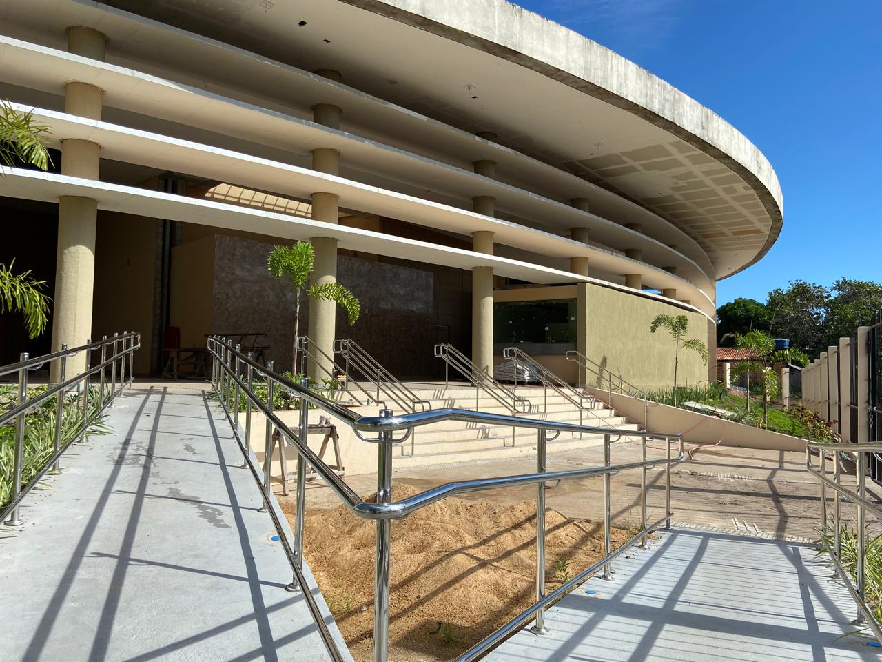 Obras: Construção do Cine Teatro ganha novas formas com revestimento termoacústico e demais acabamentos
