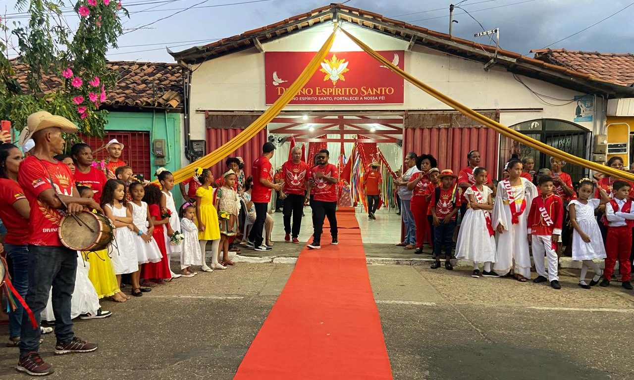 Cultura: Fiéis participam da 10ª Caminhada de abertura das Festividades do Divino Espírito Santo