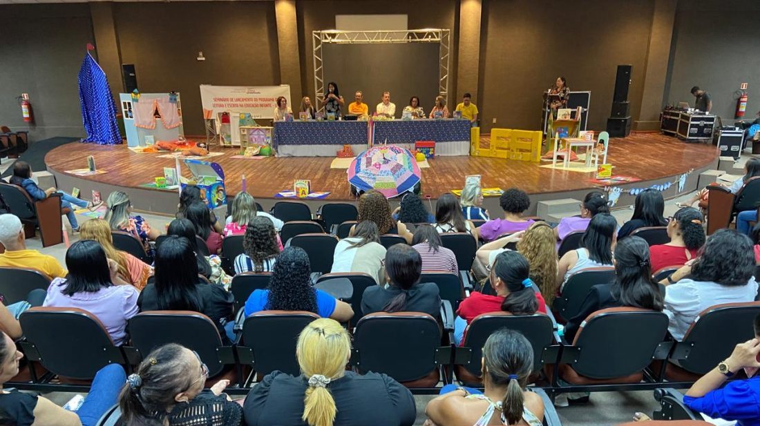 Educação: Semed reúne professores e apresenta Programa Leitura e Escrita na Educação Infantil