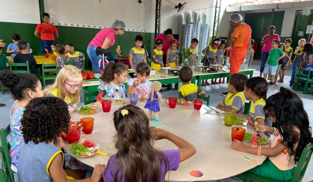 Semed: Dia da Alimentação Escolar no NEI Rafael Fernandes mostra autonomia das crianças  na escolha da refeição