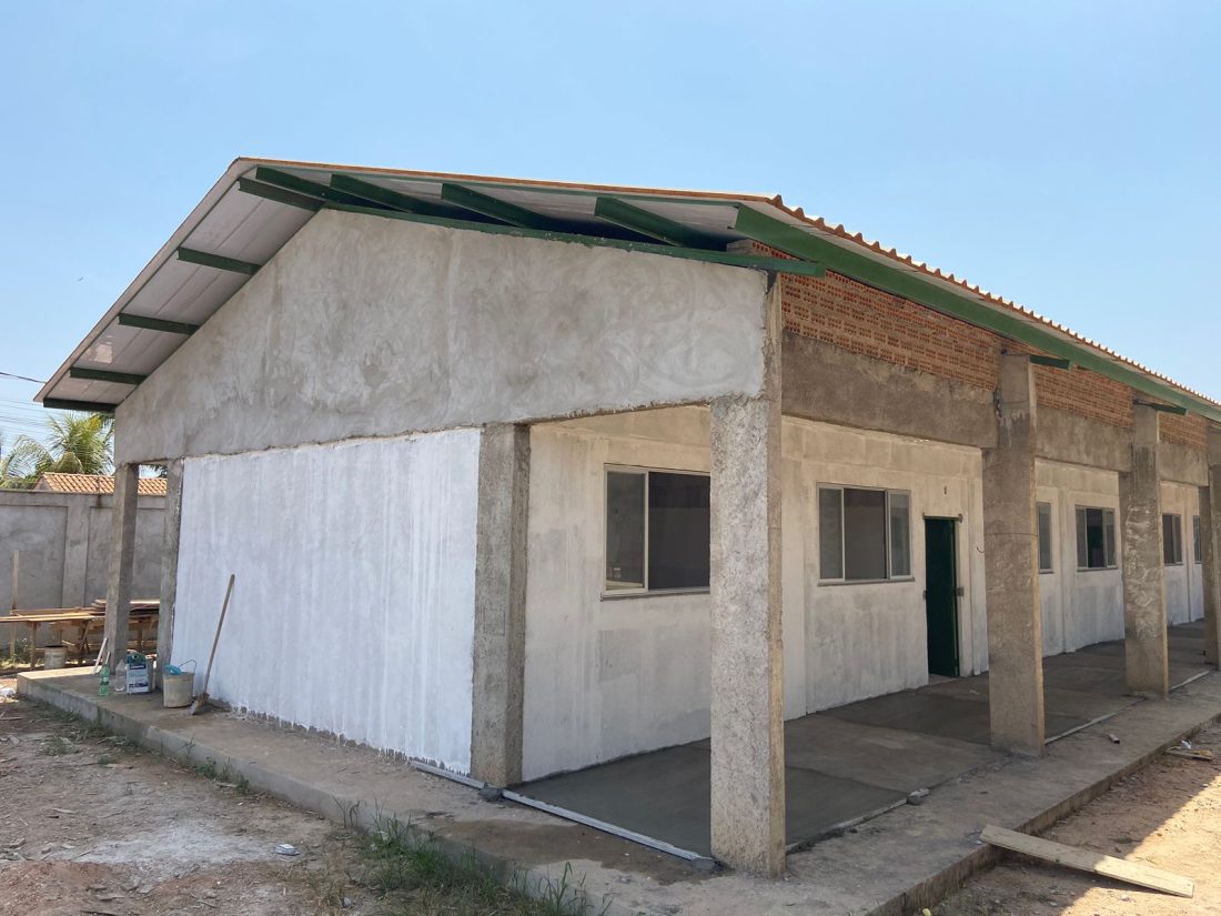 Obras: Equipes finalizam a colocação de cerâmica nas salas de aula da Escola Rayara de Carvalho