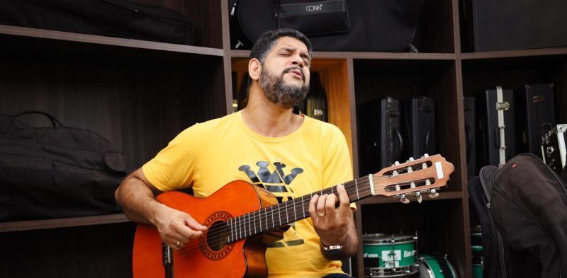 Dia do Músico: A música como profissão e remédio na trajetória de Gabriel Rocha
