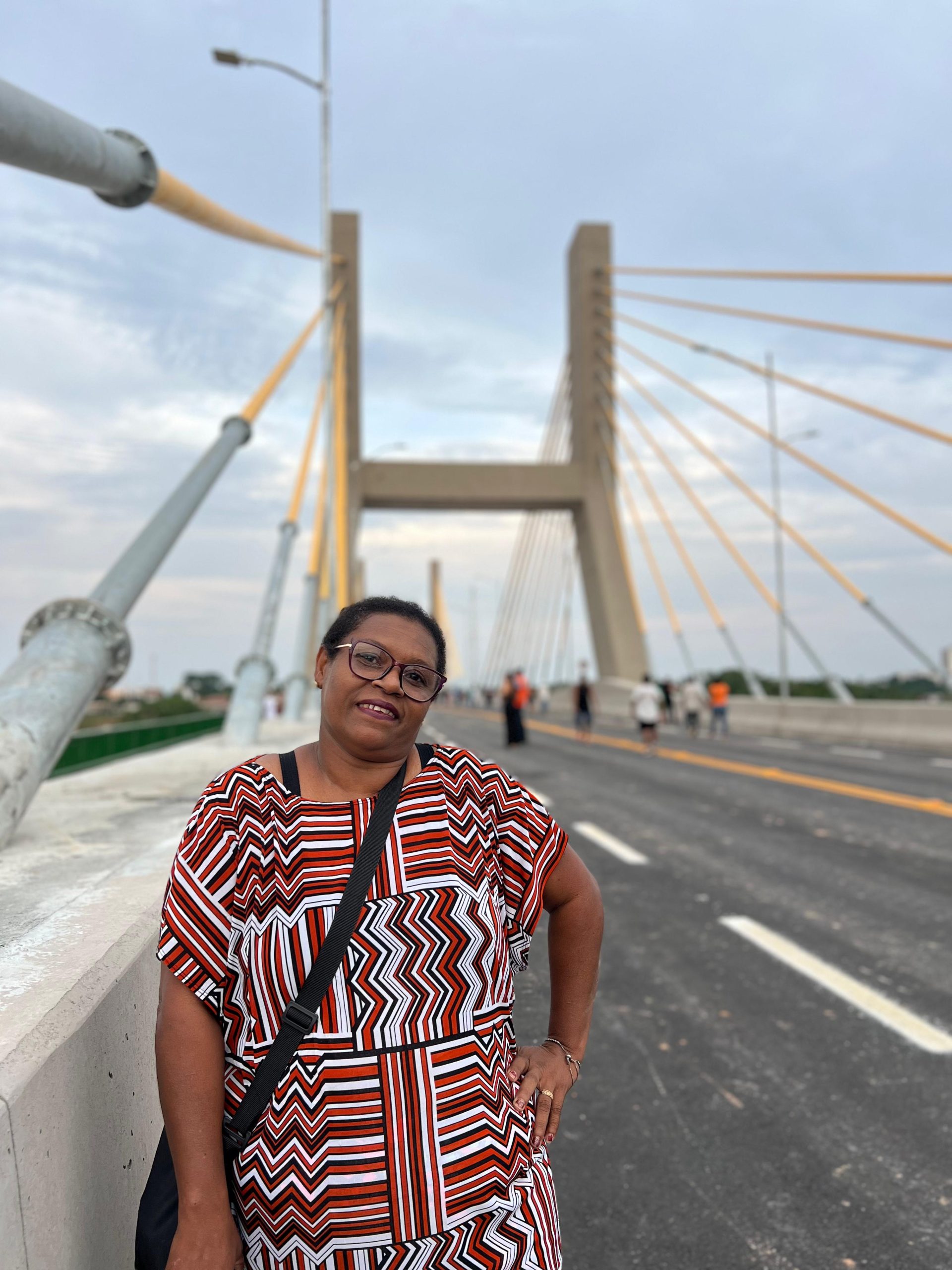 Marabaense Elisângela Messias, reside em Goiânia, feliz ao conhecer a nova ponte