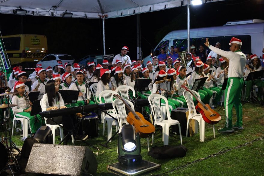 Casa da Cultura: Cantata na Árvore de Natal gigante encanta populares na entrada da Marabá Pioneira
