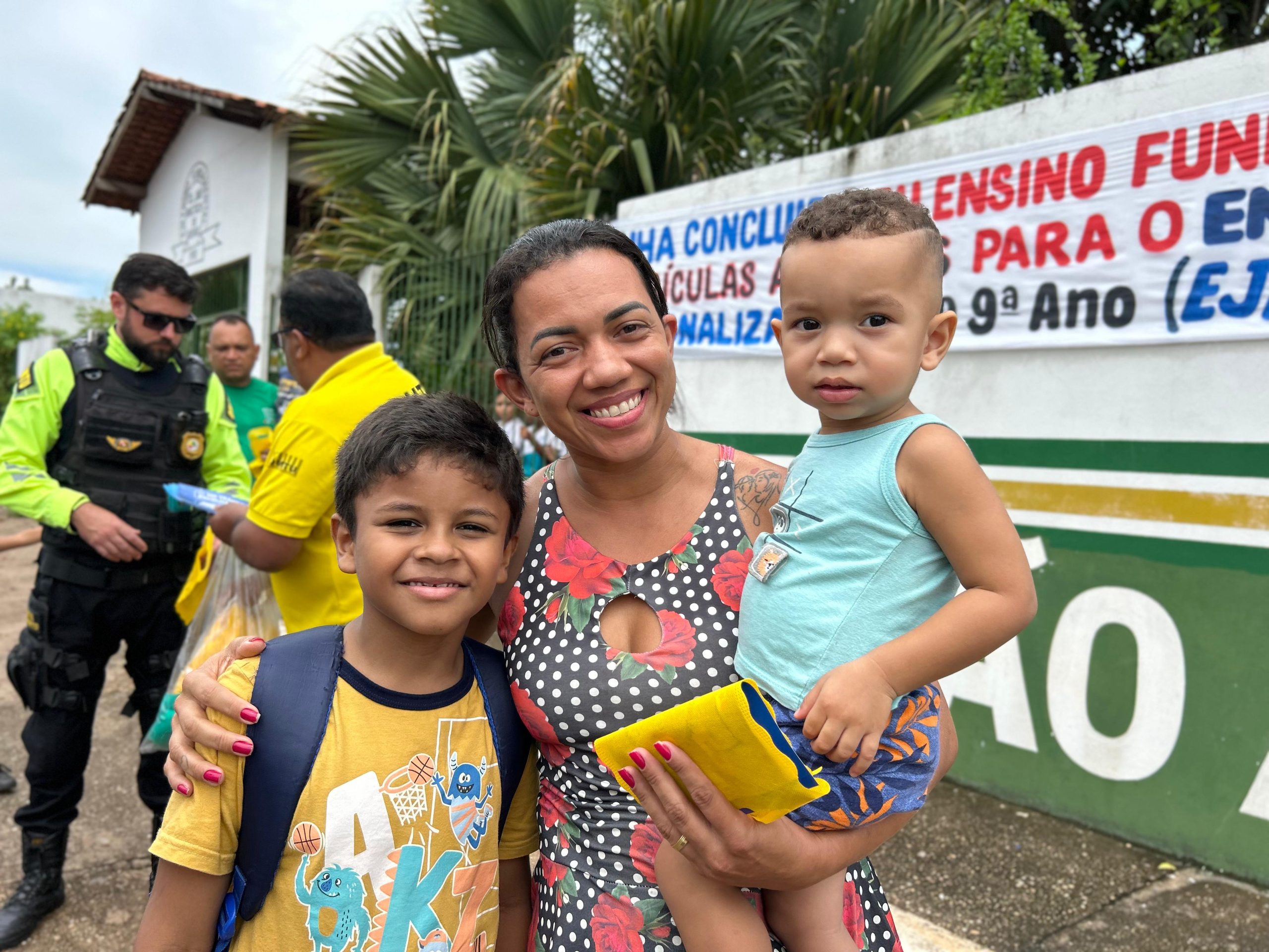 Vivian Sales com o filho Ravi Samuel e o sobrinho Luiz