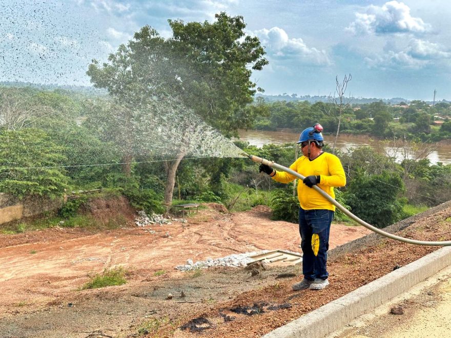 Obras: Sevop realiza hidrossemeadura para plantio de grama às margens da cabeceira da Ponte