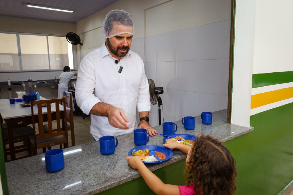 Gestão: Prefeito Toni Cunha e a primeira dama Lanúzia Lobo avaliam merenda escolar com as crianças do NEI Deodoro de Mendonça