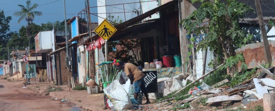SSAM: Equipe incentiva descarte adequado do lixo e intensifica coleta na cidade