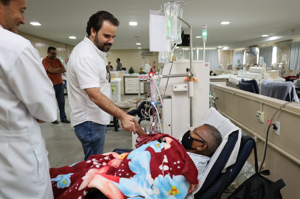 Gestão: Pacientes da Clínica de Doenças Renais Carajás (CDR) recebem visita do Prefeito Toni Cunha