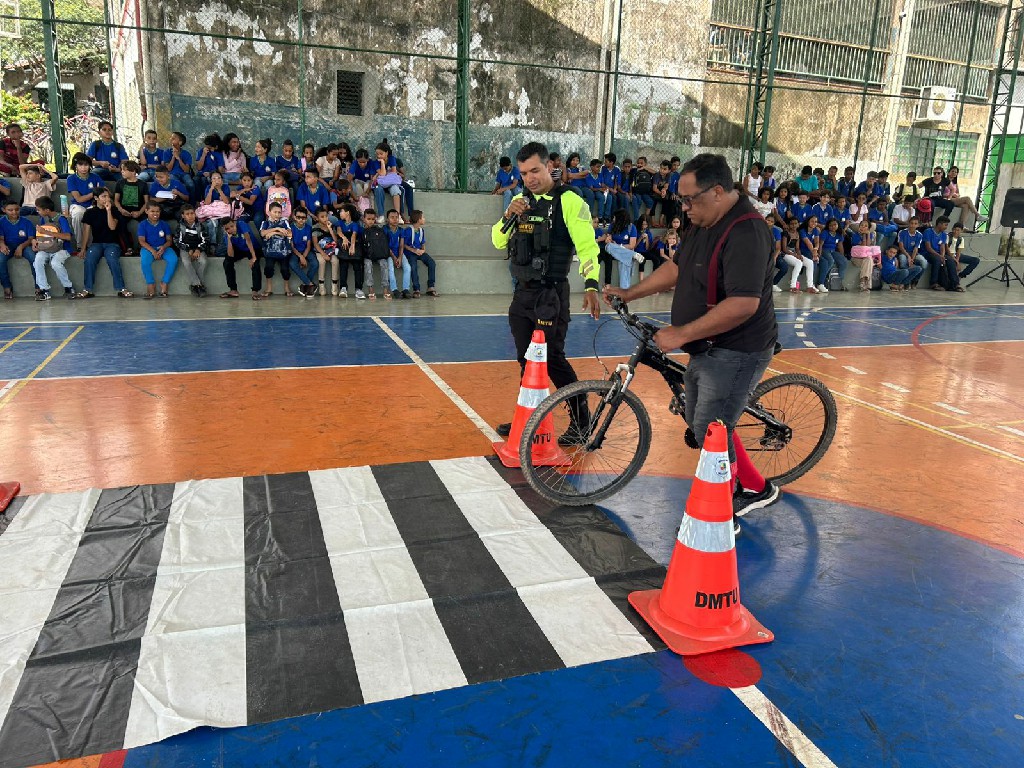DMTU: EMEF Inácio de Souza Moita recebe palestra sobre atenção no trânsito