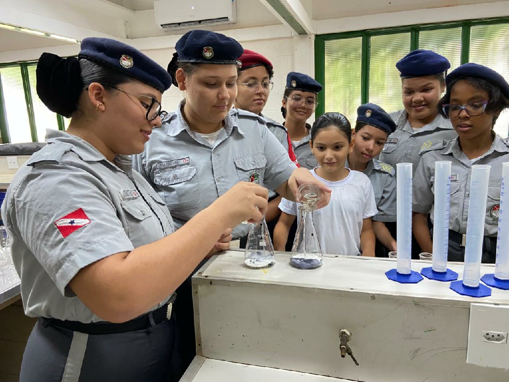 Meninas e Mulheres na Ciência: CMRio promove a liderança feminina com Clubes de Ciência e Robótica