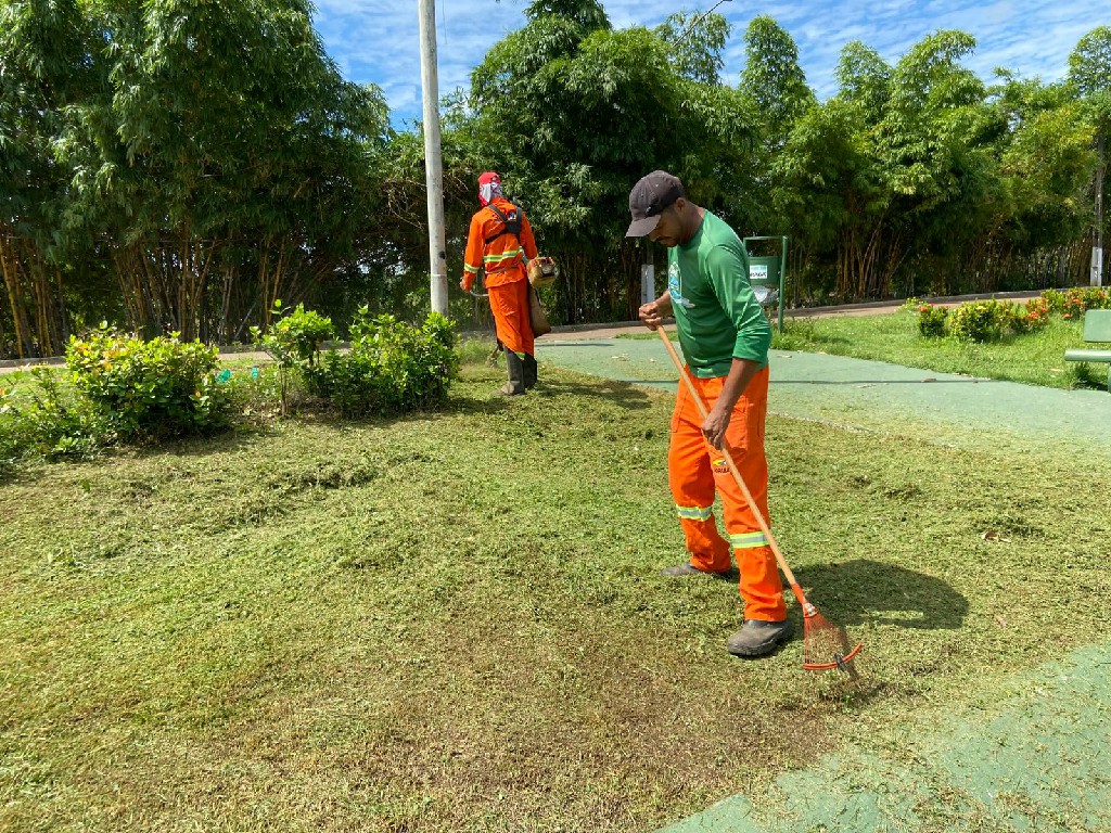 Limpeza pública: Diariamente, equipes do SSAM realizam roço, limpeza de grotas e varrição nos bairros