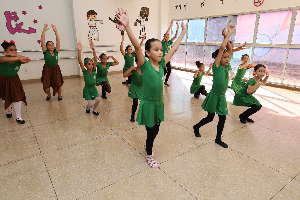 Dia Internacional da Dança: Aulas de balé da Praça da Juventude atendem 100 crianças e adolescentes