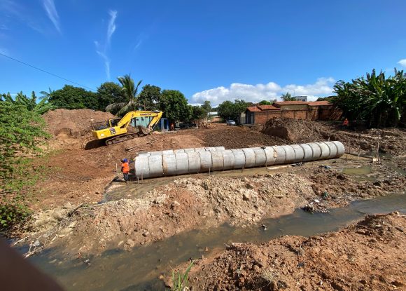 Sevop: Trecho entre Folhas 12 e 13 recebe obras de drenagem para escoamento de águas pluviais