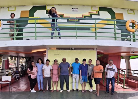 Saúde: Atividade terapêutica promove estímulos psicossociais por meio da arte no Barco-Obra Bienal das Amazônias