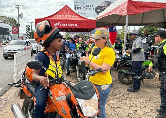 Maio Amarelo: Motociclistas recebem orientações no Pit Stop na Folha 27