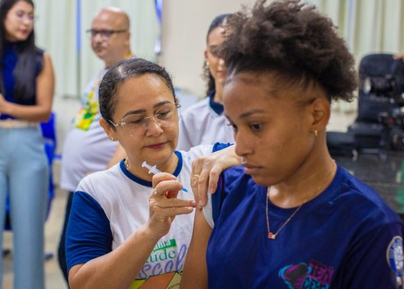 Saúde/Semed: Programa Saúde na Escola atualiza carteiras de vacinação de alunos da Escola Anísio Teixeira