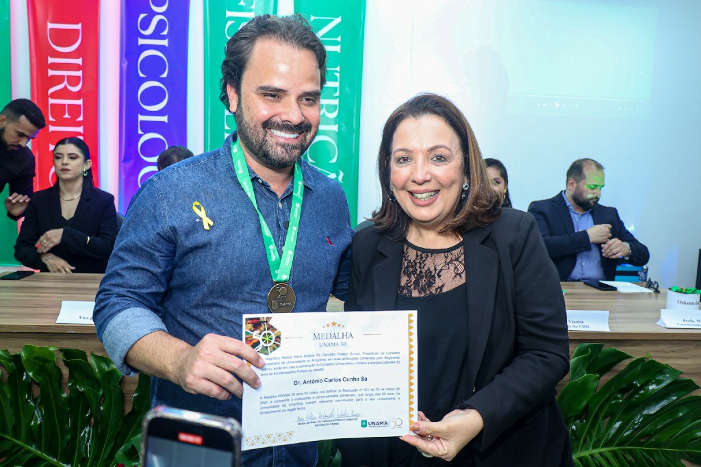 Gestão: Prefeito Toni Cunha recebe comenda de 50 anos da Universidade da Amazônia
