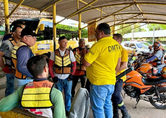 Maio Amarelo: DMTU conscientiza taxistas e mototaxistas sobre prevenção de acidentes