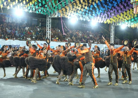 38º Festejo Junino: Sexta noite de apresentações é marcada com cores, sabores, tradições históricas e muita fé