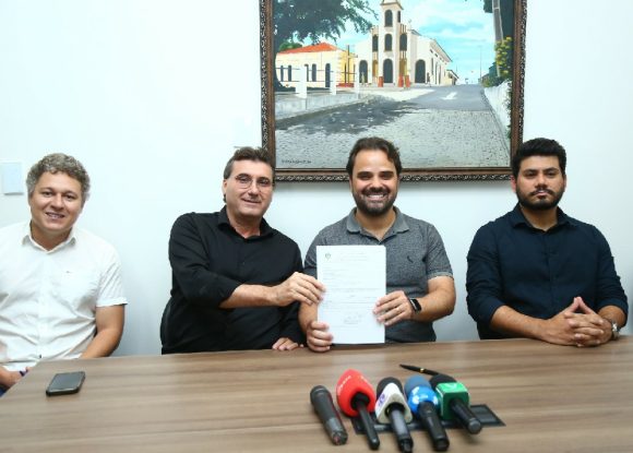 Cidade: Prefeito Toni Cunha assina alvarás para construção de 1488 unidades habitacionais do  Minha Casa, Minha Vida