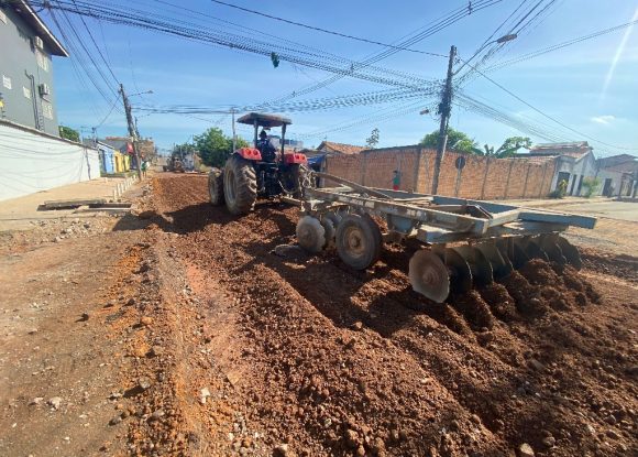 Obras: Equipes realizam terraplanagem na Rua Pedro Fontenele, na Cidade Nova