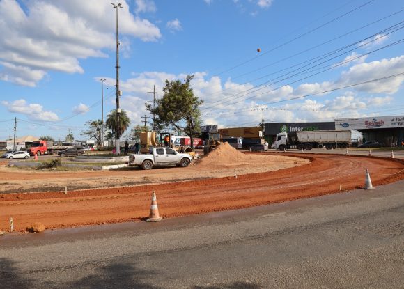 Obras: Sevop realiza terraplanagem e colocação de cascalho na rotatória do Km 06
