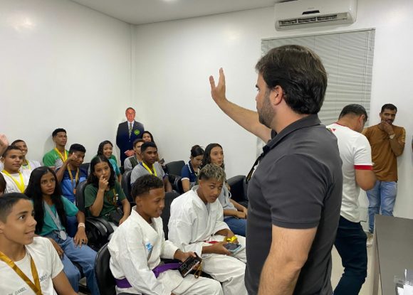 Esporte: Atletas estudantis reúnem-se com prefeito Toni Cunha