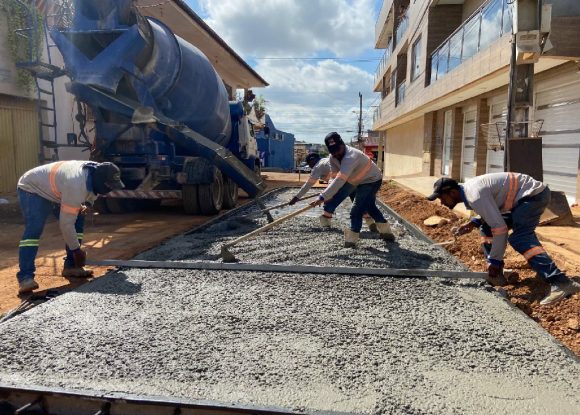 Obras: Pavimentação em concreto da Rua N. Sra. Aparecida está bem adiantada no bairro Liberdade