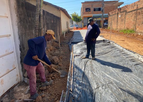 Obras: Rua Ivete Vargas, no bairro Liberdade, está sendo pavimentada em concreto