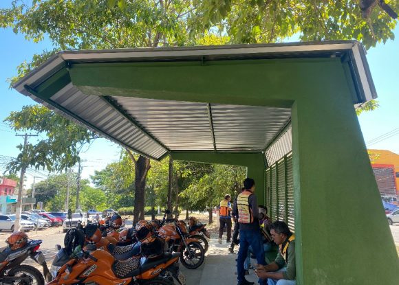 Cidade: Prefeitura entrega novos pontos de apoio aos mototaxistas