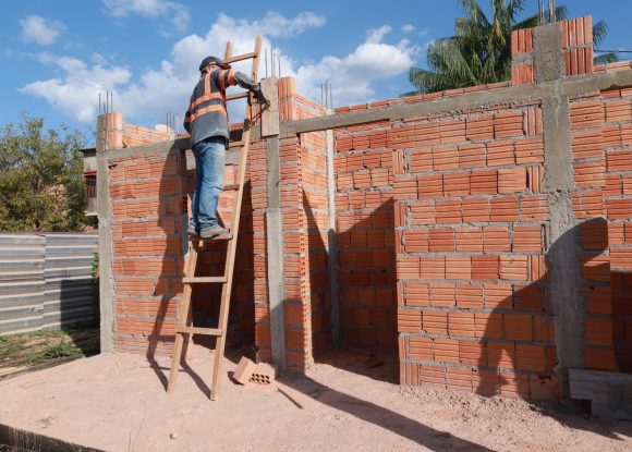 Obras: Sevop constrói vestiário no campo de futebol da Folha 33 e amplia a escola José Flávio, no bairro Araguaia