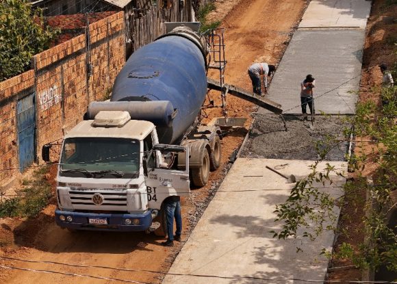 Obras: Rua que interliga Folhas 12 e 13 começa a ser pavimentada em concreto
