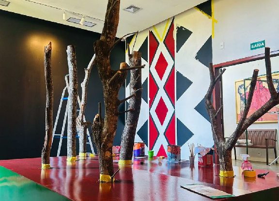 FCCM: Nova exposição do Museu Municipal retrata a valorização da madeira na cultura indígena amazônica